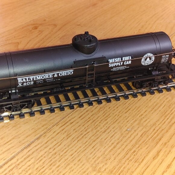 Athearn HO scale Baltimore & Ohio 40' Diesel Fuel Tank Car - Picture 1 of 5